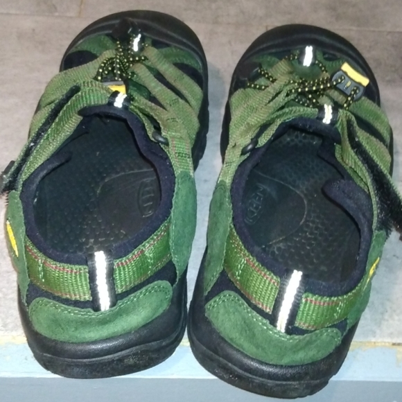 KEEN SANDAL SIZE 6
